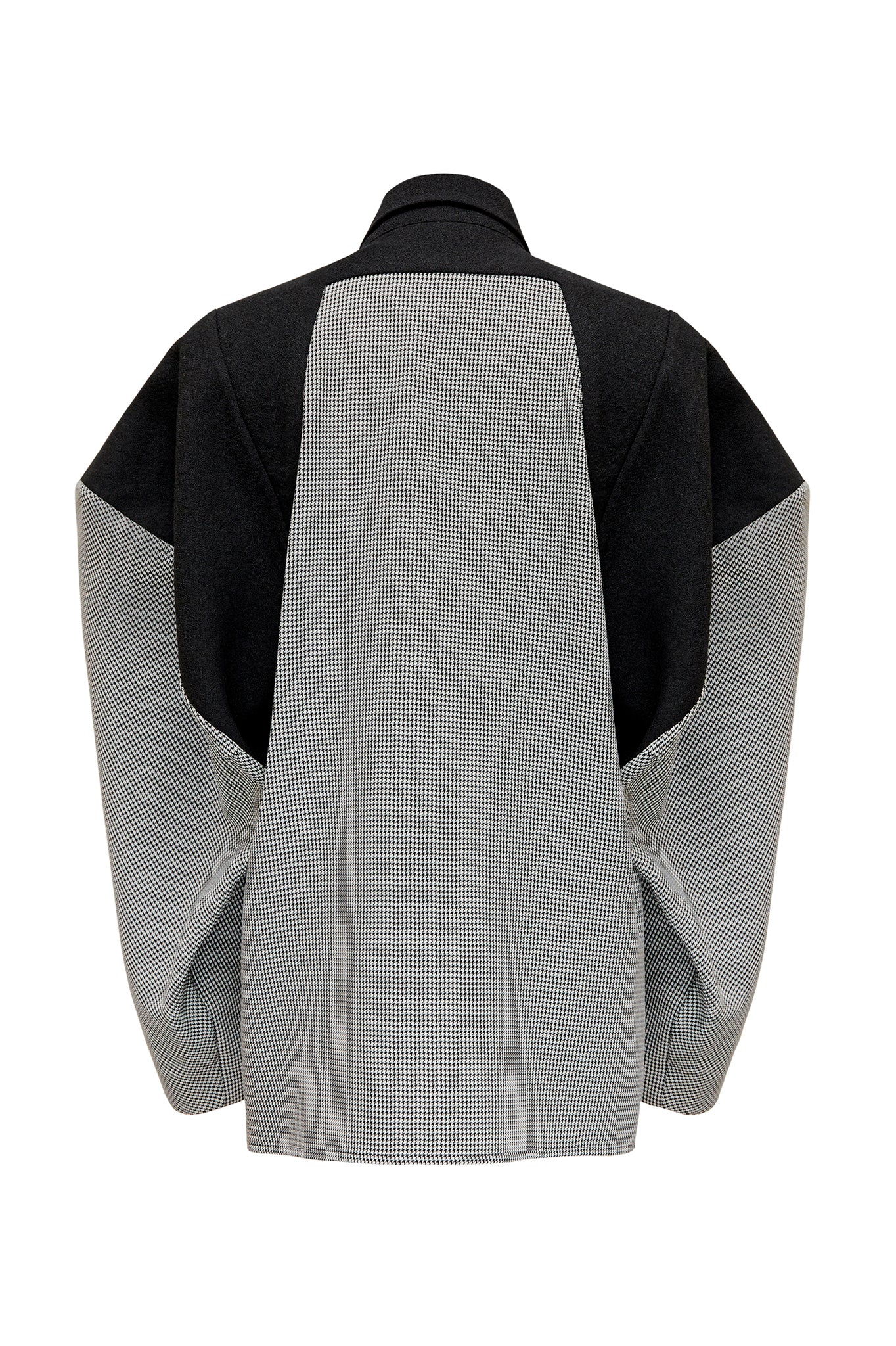 This loose fit shirt has exaggerated sleeves and colossal shoulders. A casual and comfortable wear - with statement silhouette - CIMONE AW17-18 new collection.